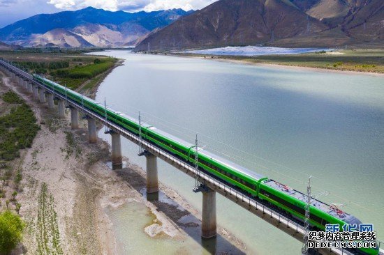 感受中国速度！踏上西藏首趟复兴号列车“绿巨人”