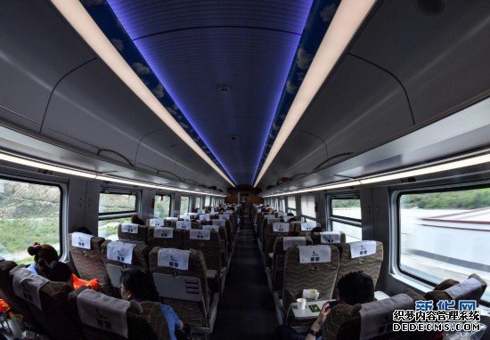 感受中国速度！踏上西藏首趟复兴号列车“绿巨人”