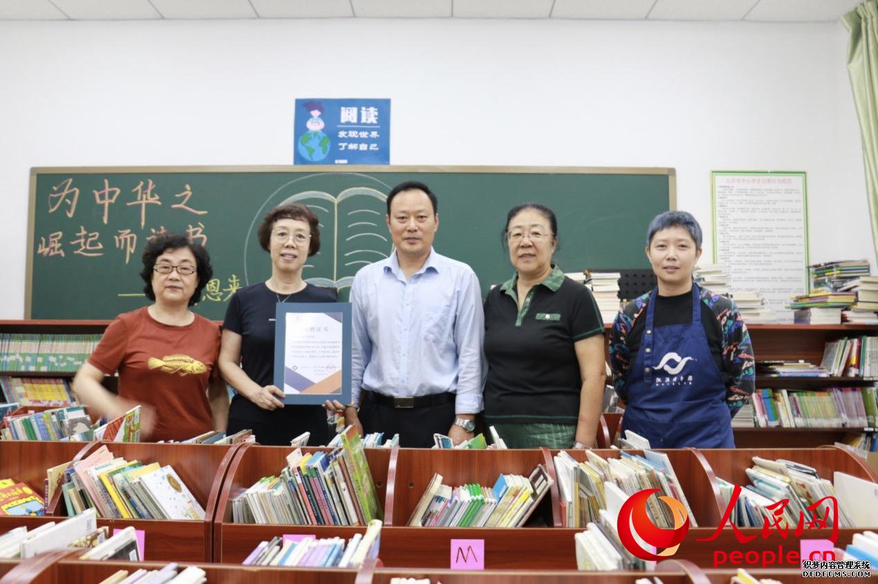 首都女新闻工作者协会向北京昌平硕博学校捐赠图书