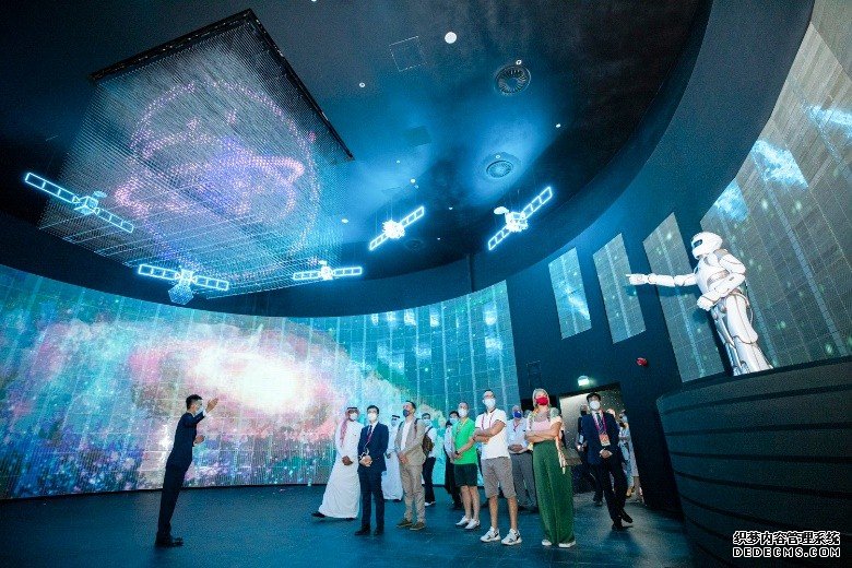 迪拜世博会开幕熊猫机器人亮相讲述中国高科技成果