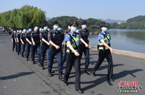 杭州西湖西溪女子巡逻队巡逻服务游客