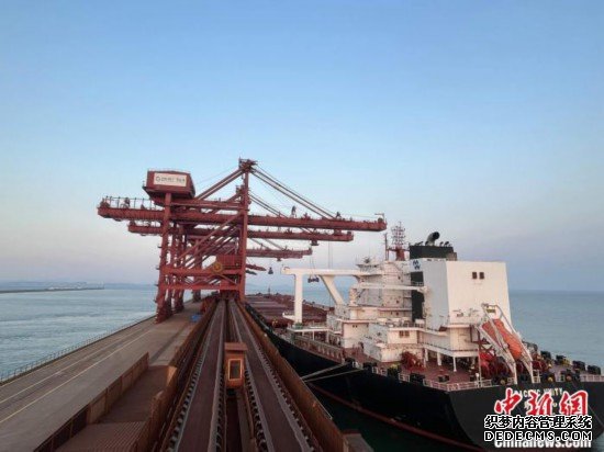 全球近20%的40万吨级矿石船春节期间集中靠泊山东港口青岛港