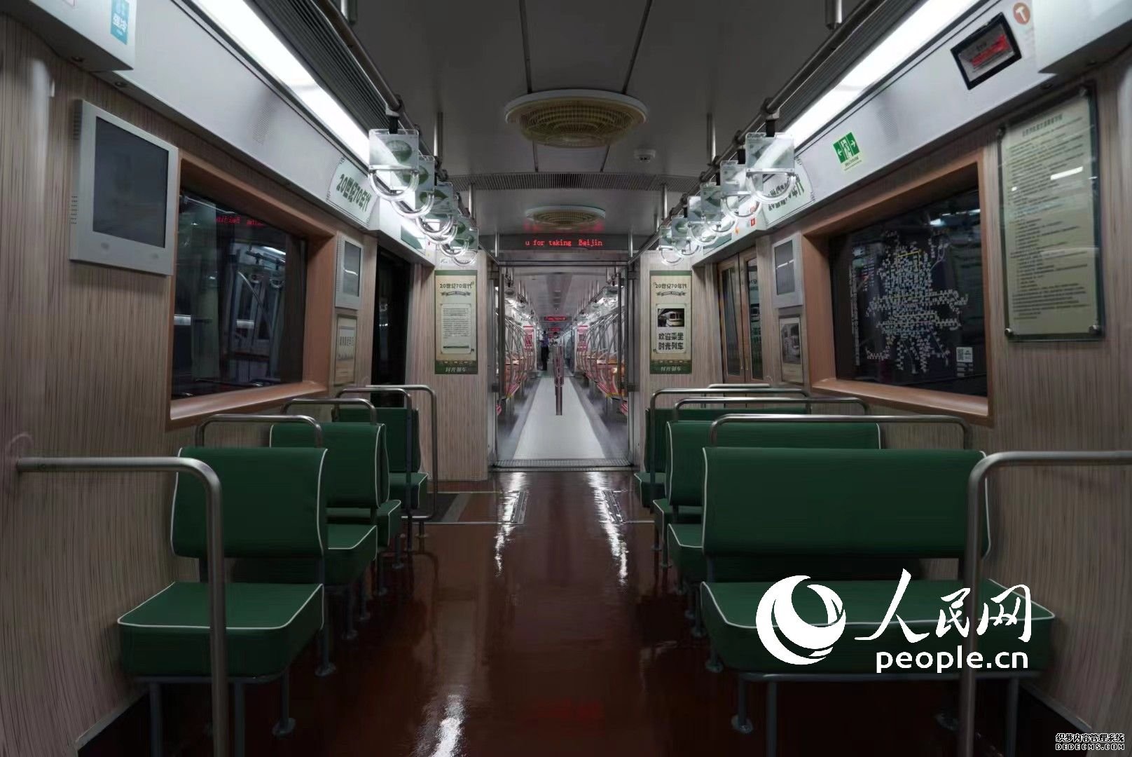列车里的老式座椅。 人民网记者王天乐摄