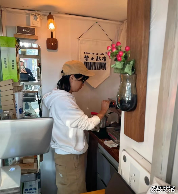 在北京的胡同里，一个只有2平方米的窗口咖啡店成为网红打卡地。人民网记者 许维娜摄