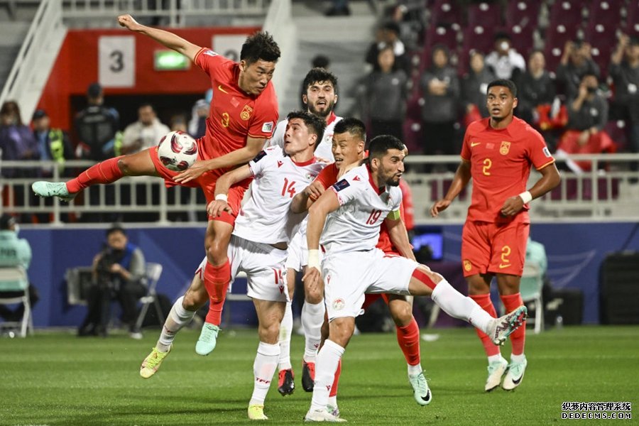1月13日，中国队球员朱辰杰（左一）在比赛中争顶。新华社记者 孙凡越 摄