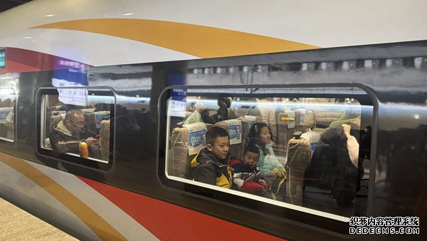 旅客乘坐高铁列车。中国铁路北京局供图