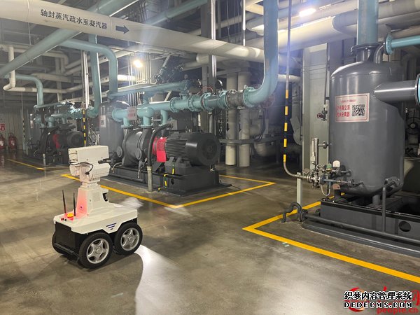 “闪电哨兵”智能巡检机器人在厂区内巡检。人民网记者 杜燕飞摄