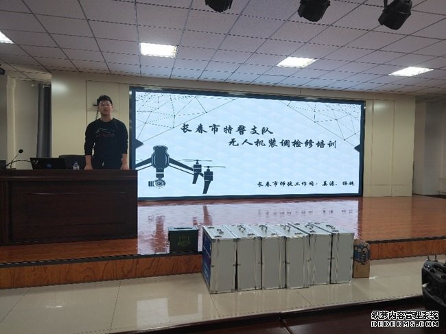 姜涛为长春市公安局特警支队警务航空队队员开展无人机装调检修培训。受访者供图