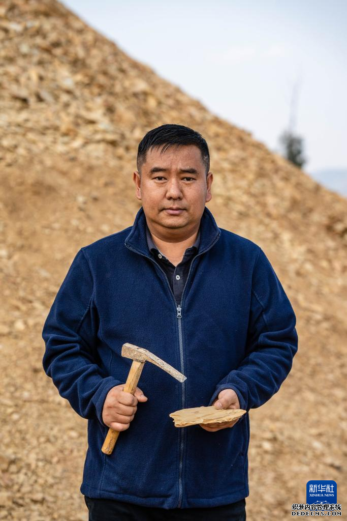   郭进在云南省澄江市黑蟆地准备采集化石标本（2月22日摄）。