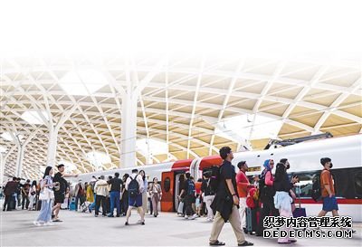 在中印尼共建“一带一路”合作旗舰项目雅万高铁雅加达哈利姆站，乘客来来往往。  　　新华社记者 徐 钦摄