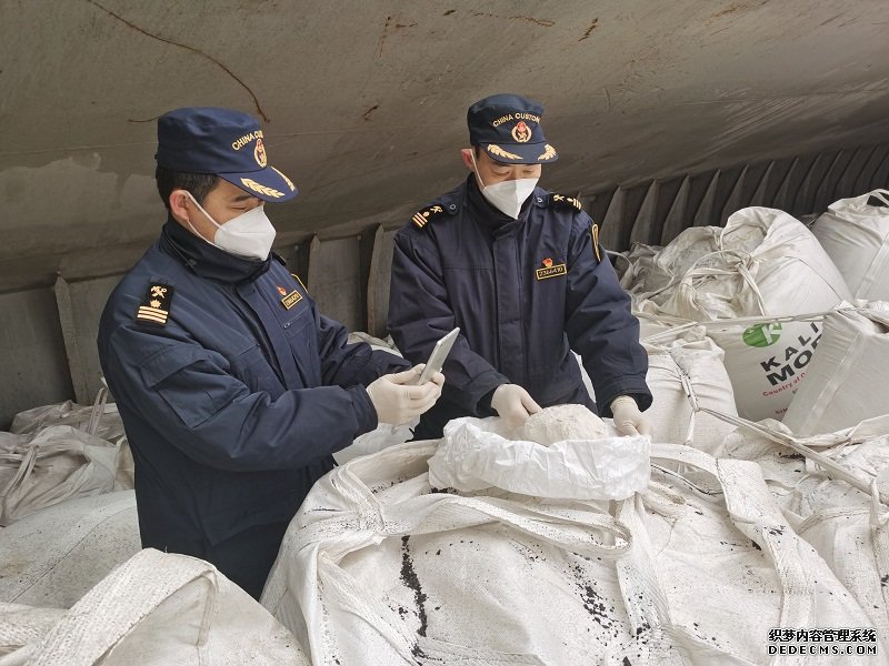 南京海关所属镇江海关关员在船舱内对进口钾肥实施查验。王刚摄