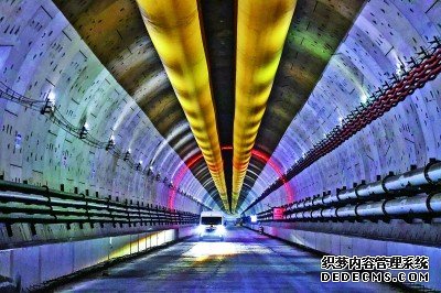 广湛高铁湛江湾海底隧道贯通
