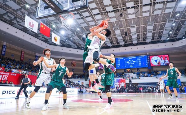 宁波大学男子篮球队与浙江大学男子篮球队比赛中。 图片来源：中国学生体育联合会