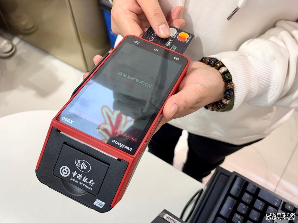 一名顾客使用境外银行卡刷卡支付。新华社记者张千千 摄