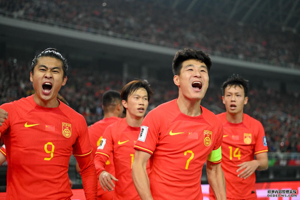 3月26日，中国队球员武磊（右二）在进球后庆祝。新华社记者 孙凡越 摄