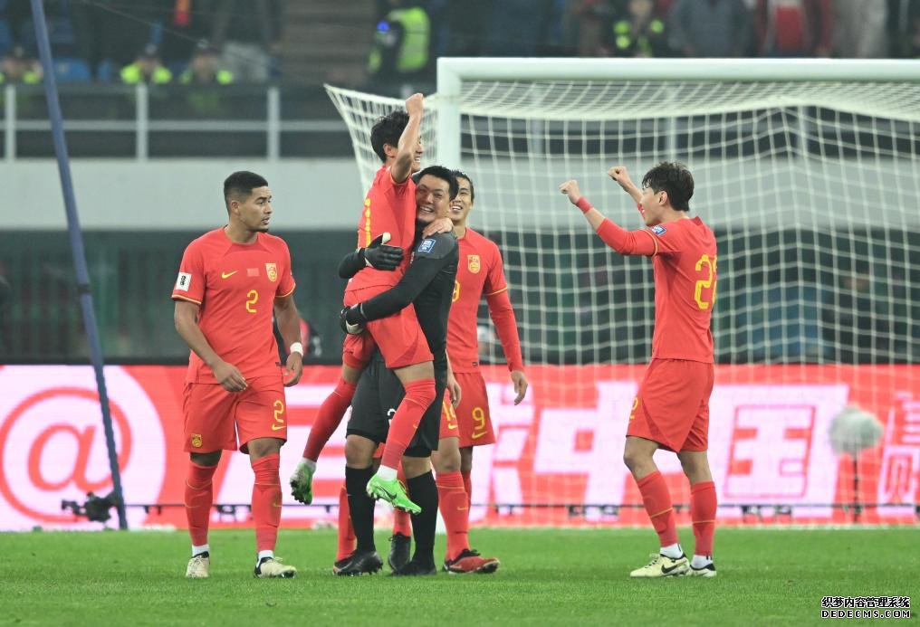 3月26日，中国队守门员王大雷（左三）与中国队球员韦世豪（左二）庆祝得分。新华社记者 孙凡越 摄