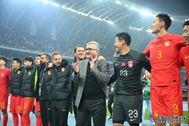 3月26日，国足主教练伊万科维奇（右四）与队员庆祝比赛胜利。新华社记者 孙凡越摄