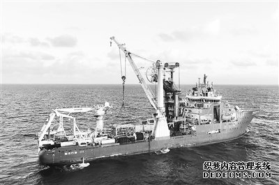 图为“海油石油286”船将重量超过180吨的深水水下中心管汇从甲板上吊起，准备放入海中。中国海油供图