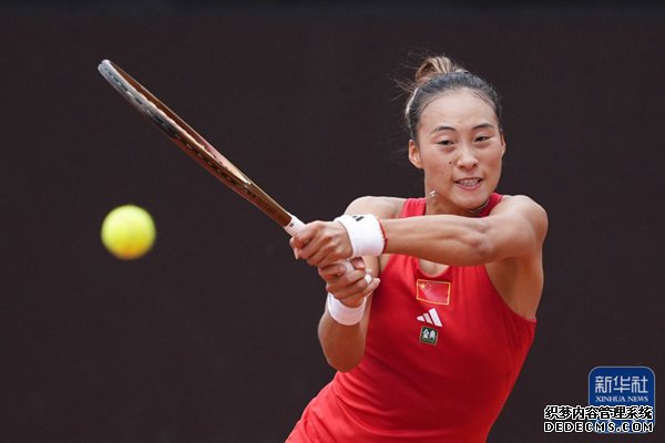 4月9日，中国队选手郑钦文在单打比赛中回球。她2比0战胜中国台北队选手杨亚依。新华社记者 薛宇舸 摄