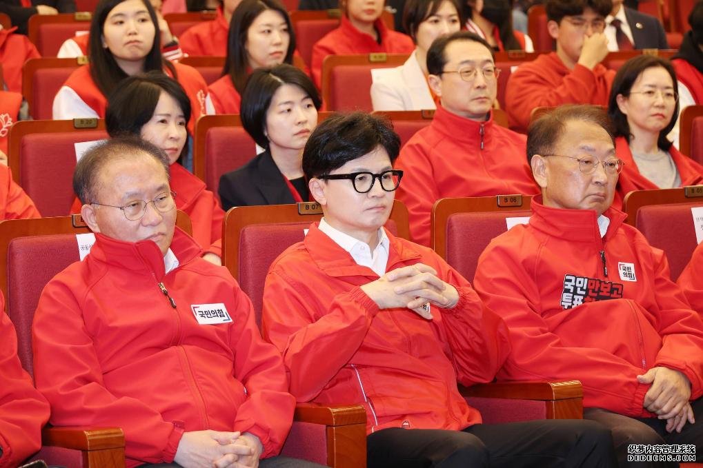 　　4月10日，在韩国首尔，国民力量党领导人韩东勋（前排中）观看出口民调。新华社 纽西斯通讯社