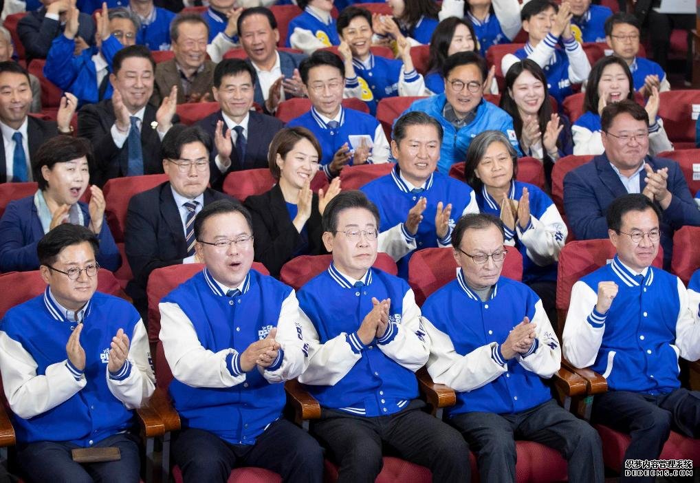 　　4月10日，在韩国首尔，韩国最大在野党共同民主党党首李在明（前排中）与共同民主党领导层共同庆祝出口民调结果大幅领先。新华社记者姚琪琳摄