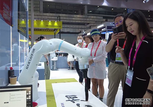 在消博会科大讯飞展台，AI书法机器人正在挥毫泼墨。人民网记者 杨迪摄