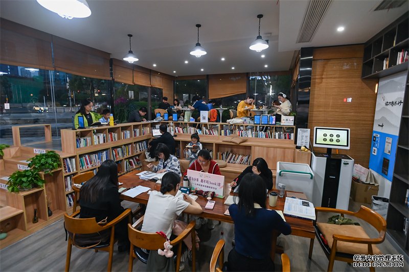 4月22日，读者在重庆一家24小时城市智慧书房中阅读。图片来源：视觉中国