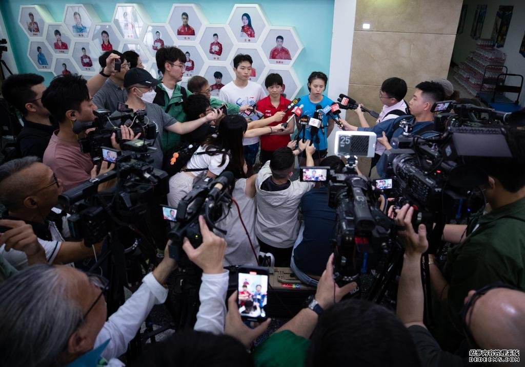 5月7日，中国跳水队队员王宗源、全红婵和陈芋汐（后排从左至右）在训练后接受采访。新华社记者 雒圆 摄